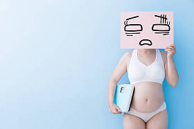 tited 广告牌的女人图片