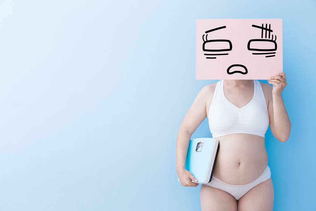 tited 广告牌的女人图片