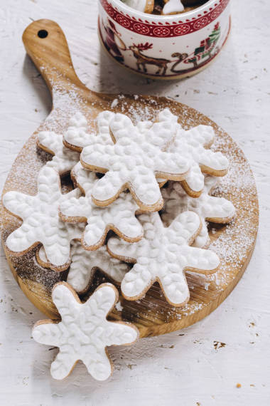 在木樓板上的冰的雪花餅干