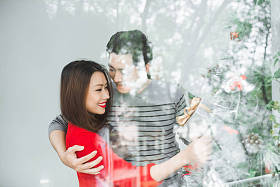 圣诞节亚洲 Couple.Happy 微笑的家人在家里庆祝