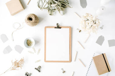 時(shí)尚平躺在最小的女性工作區(qū)圖片