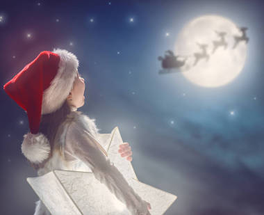 孩子在黑暗的背景圖片