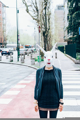 女人穿着兔子面具