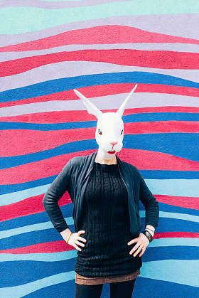 女人穿着兔子面具图片