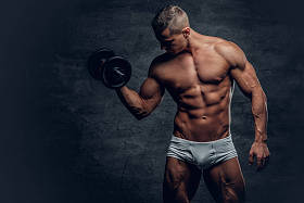 拿着哑铃的白色内裤的男人图片