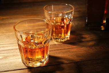 加冰的威士忌酒的眼镜