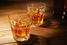 加冰的威士忌酒的眼镜