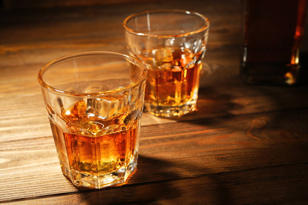加冰的威士忌酒的眼镜 加冰的威士忌酒的眼镜