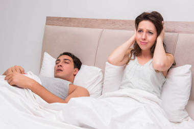 女人與丈夫打鼾麻煩