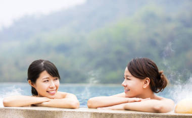 幸福的年轻女人在温泉中休息图片