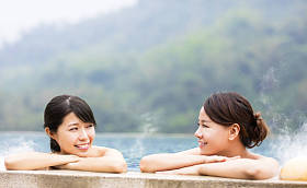 幸福的年轻女人在温泉中休息图片