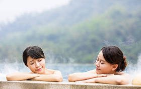 幸福的年轻女人在温泉中休息图片