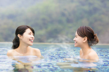 幸福的年轻女人在温泉中休息图片