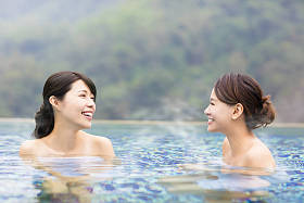 幸福的年轻女人在温泉中休息图片