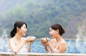 幸福的年轻女人在温泉中休息图片