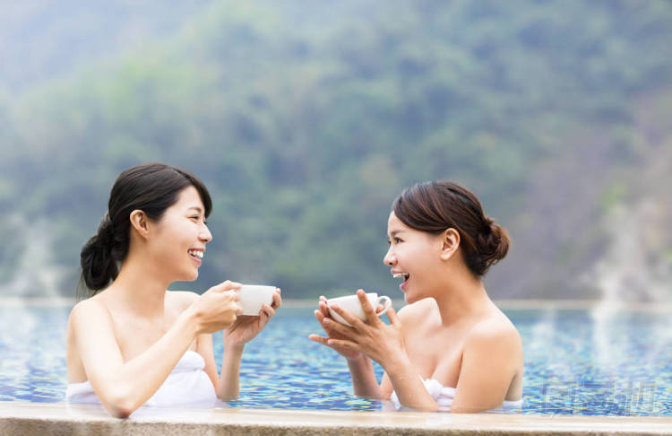 幸福的年輕女人在溫泉中休息圖片