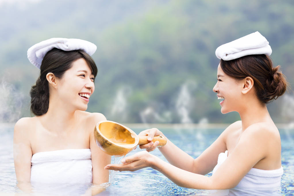 幸福的年轻女人在温泉中休息 幸福的年轻女人在温泉中休息