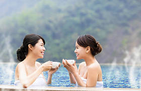 幸福的年轻女人在温泉中休息图片