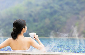  年轻女子在温泉中休息图片