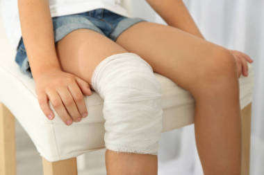 女孩的膝盖用绷带图片