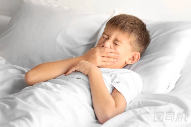 生病的小男孩照片