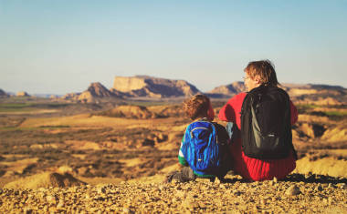 父親和小兒子在山旅