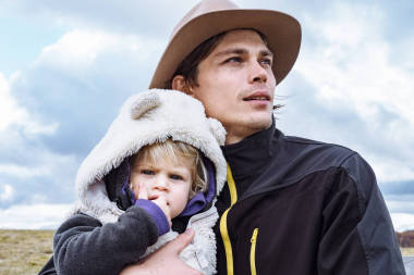 父親和小女兒旅行在深山秋色，Montenegr