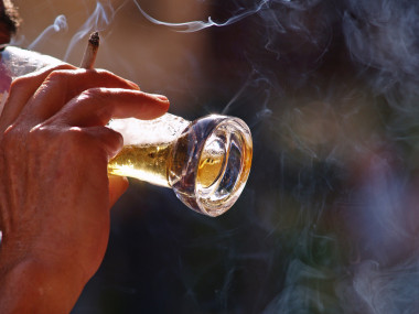 喝啤酒和抽香煙