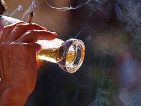 喝啤酒和抽香烟