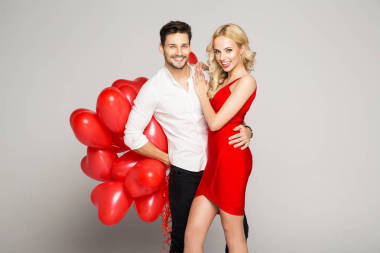 拿着气球的情侣