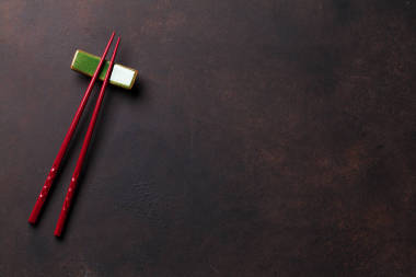 在石桌上的壽司筷子