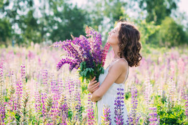 一束羽扇豆在球场上的女孩