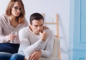 心疼的男人与他的妻子坐在家