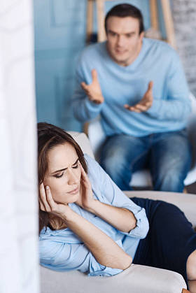 疲惫的女子，胀头痛图片