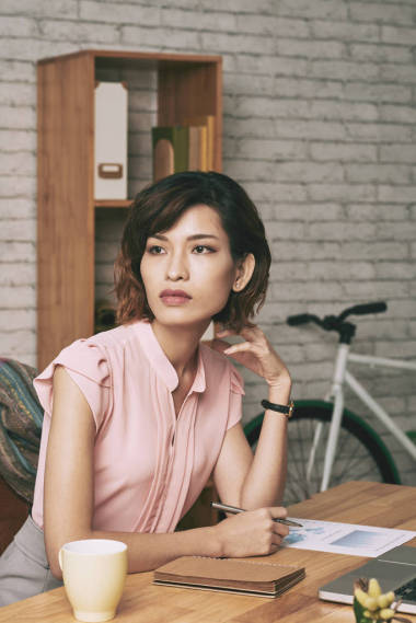 亞洲商業(yè)女性在工作場所圖片