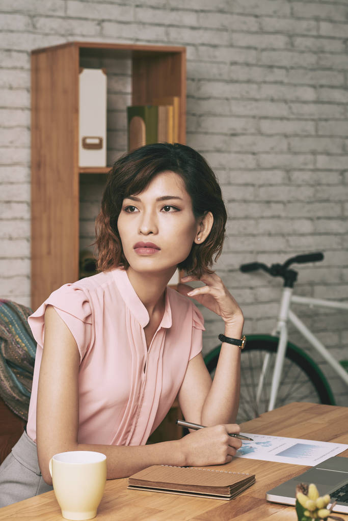 亚洲商业女性在工作场所图片