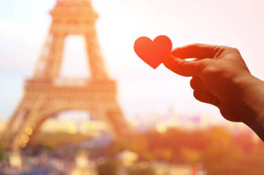 浪漫情侶手的剪影