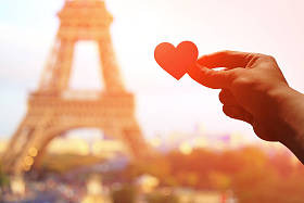 浪漫情侣手的剪影