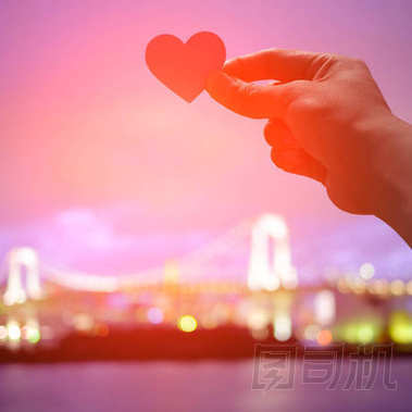 浪漫情侶的剪影圖片