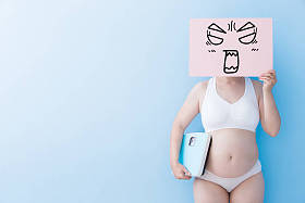 胖女人带愤怒的广告