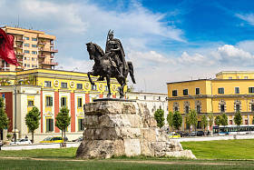 在地拉那斯甘德伯广场照片