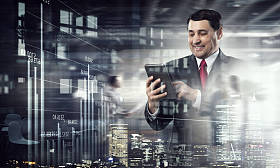 高级商人使用平板电脑。混合媒体