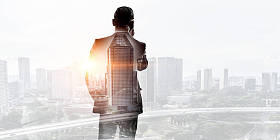 他将统治这个城市。混合媒体图片