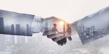 握手的伙伴。混合媒体照片