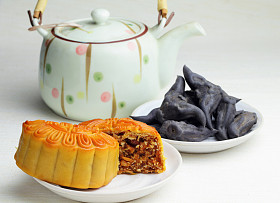 月饼与茶和菱角