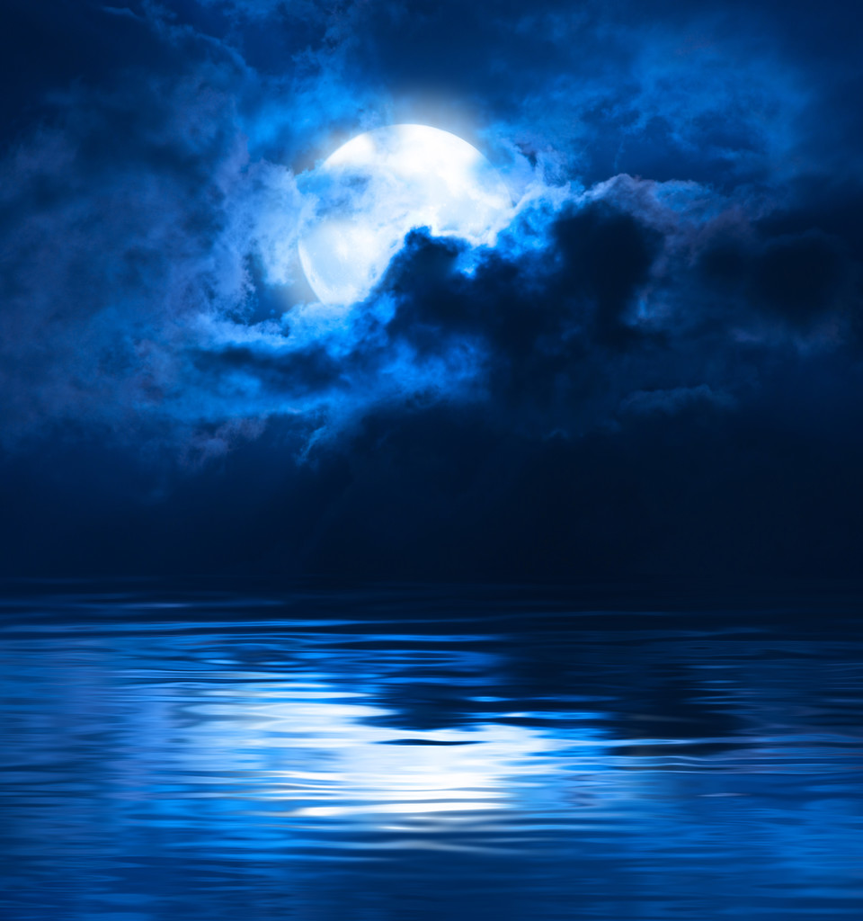漆黑的夜满月图片 漆黑的夜满月图片