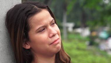 悲傷的情感和含淚的青少年女孩