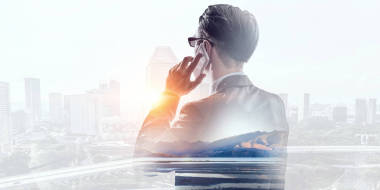 他将统治这个城市。混合媒体