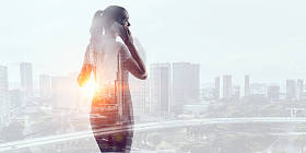 在现代城市背景下的女商人。混合媒体