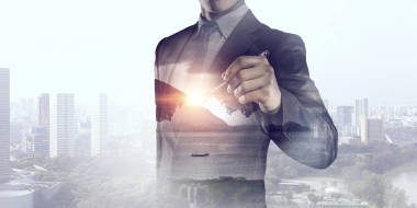 他的业务成长和进步。混合媒体